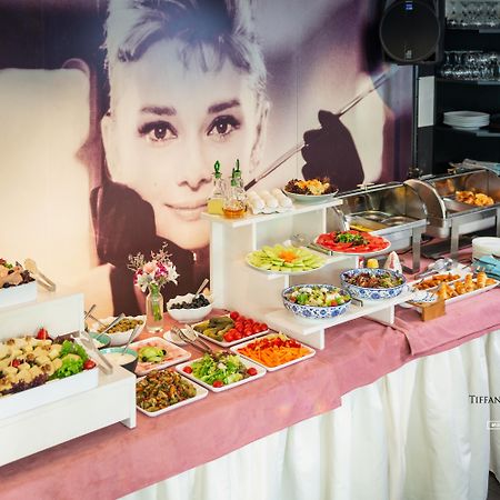 River Side Hotel Tbilisi Exterior foto A buffet