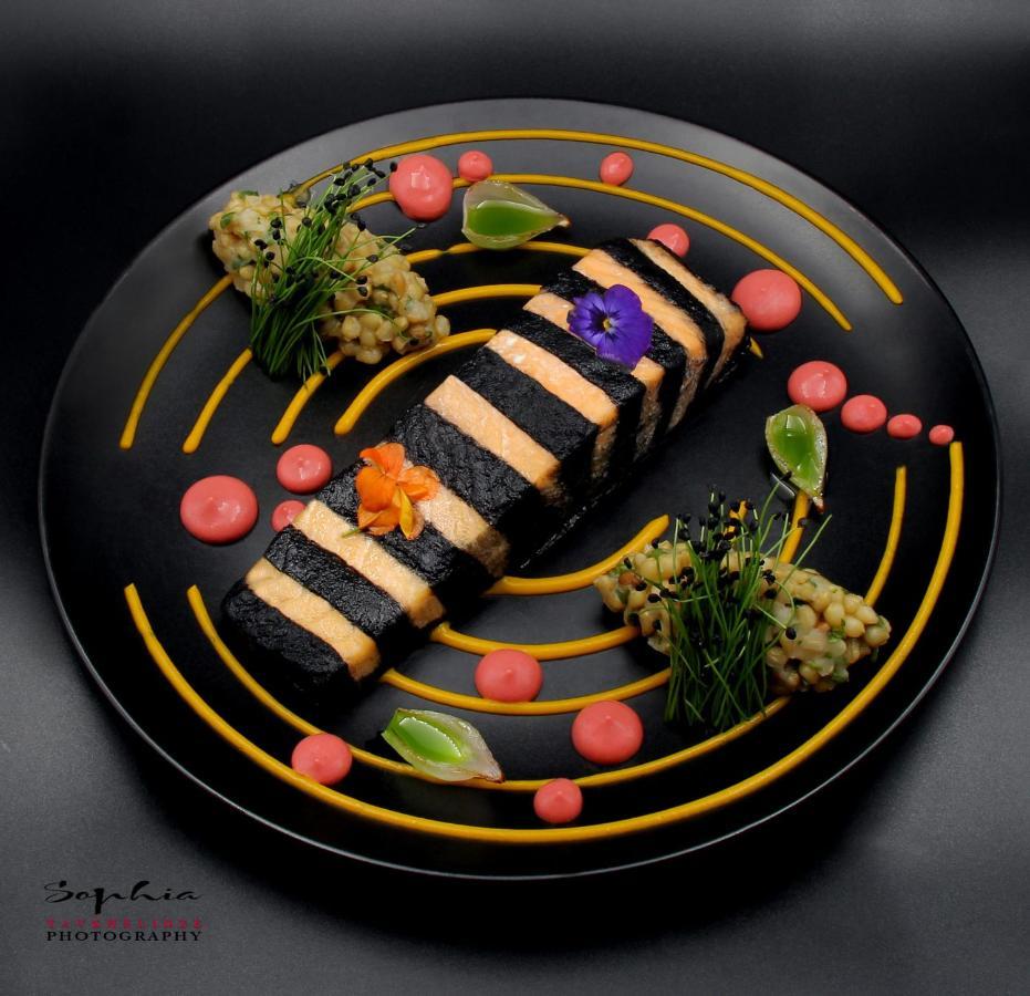 River Side Hotel Tbilisi Exterior foto A sushi cake