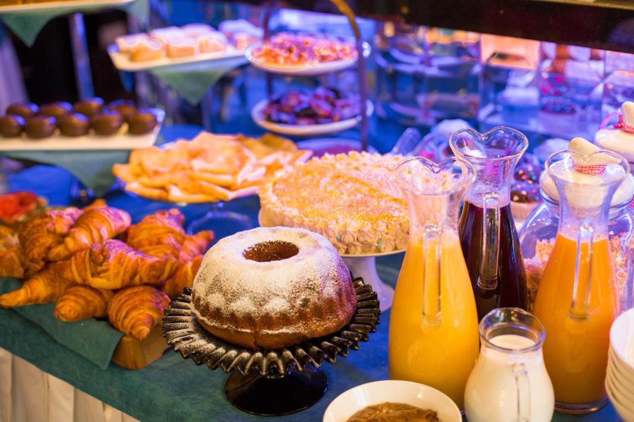 River Side Hotel Tbilisi Exterior foto A selection of breakfast items