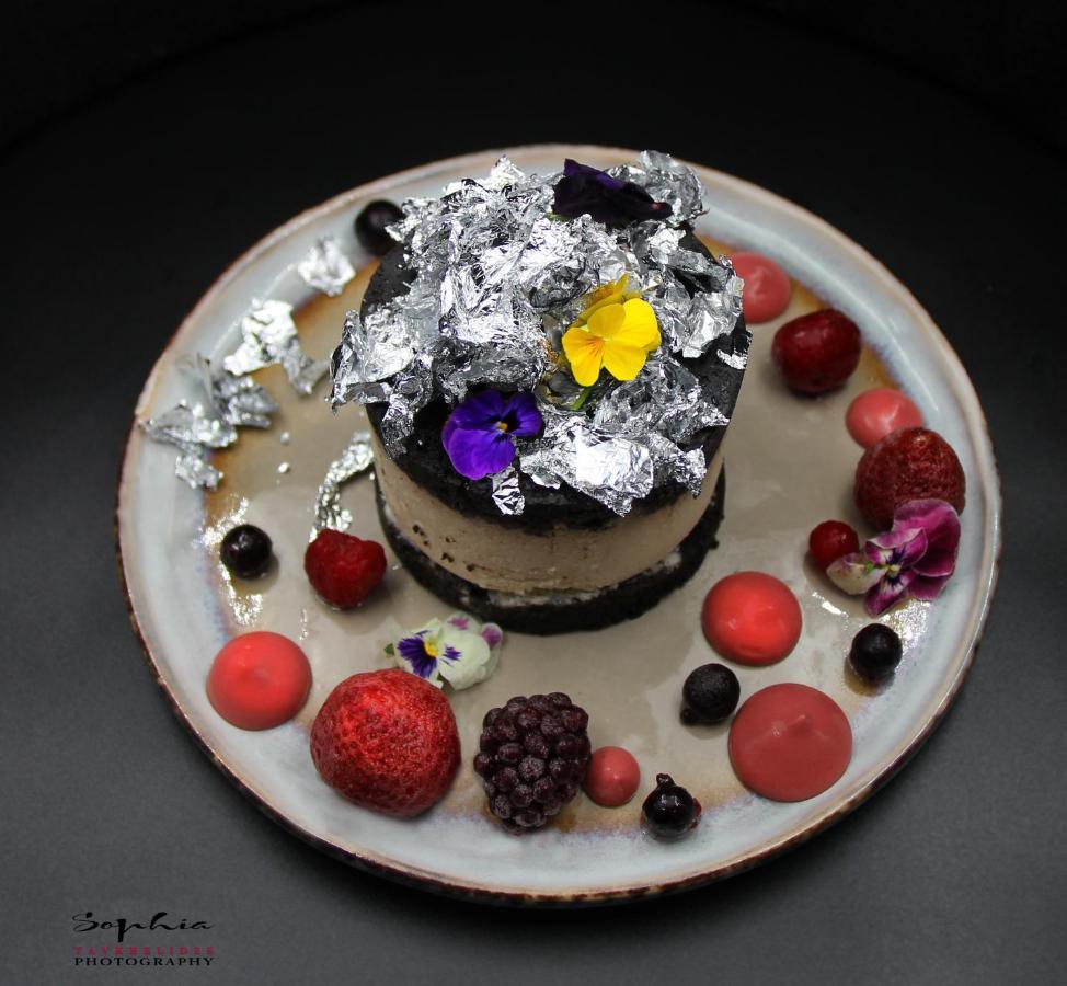 River Side Hotel Tbilisi Exterior foto A chocolate cake with edible silver leaf