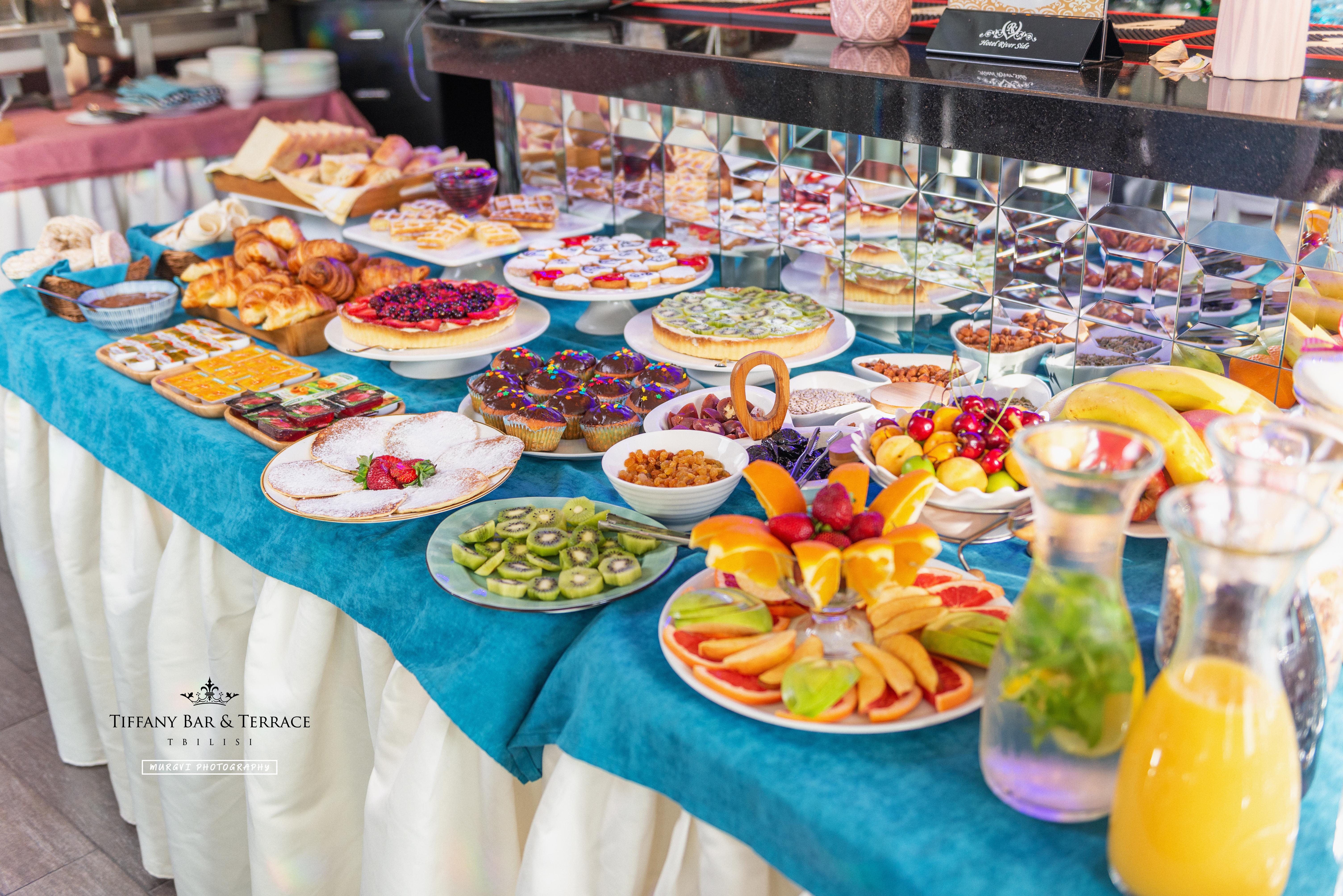River Side Hotel Tbilisi Exterior foto A buffet