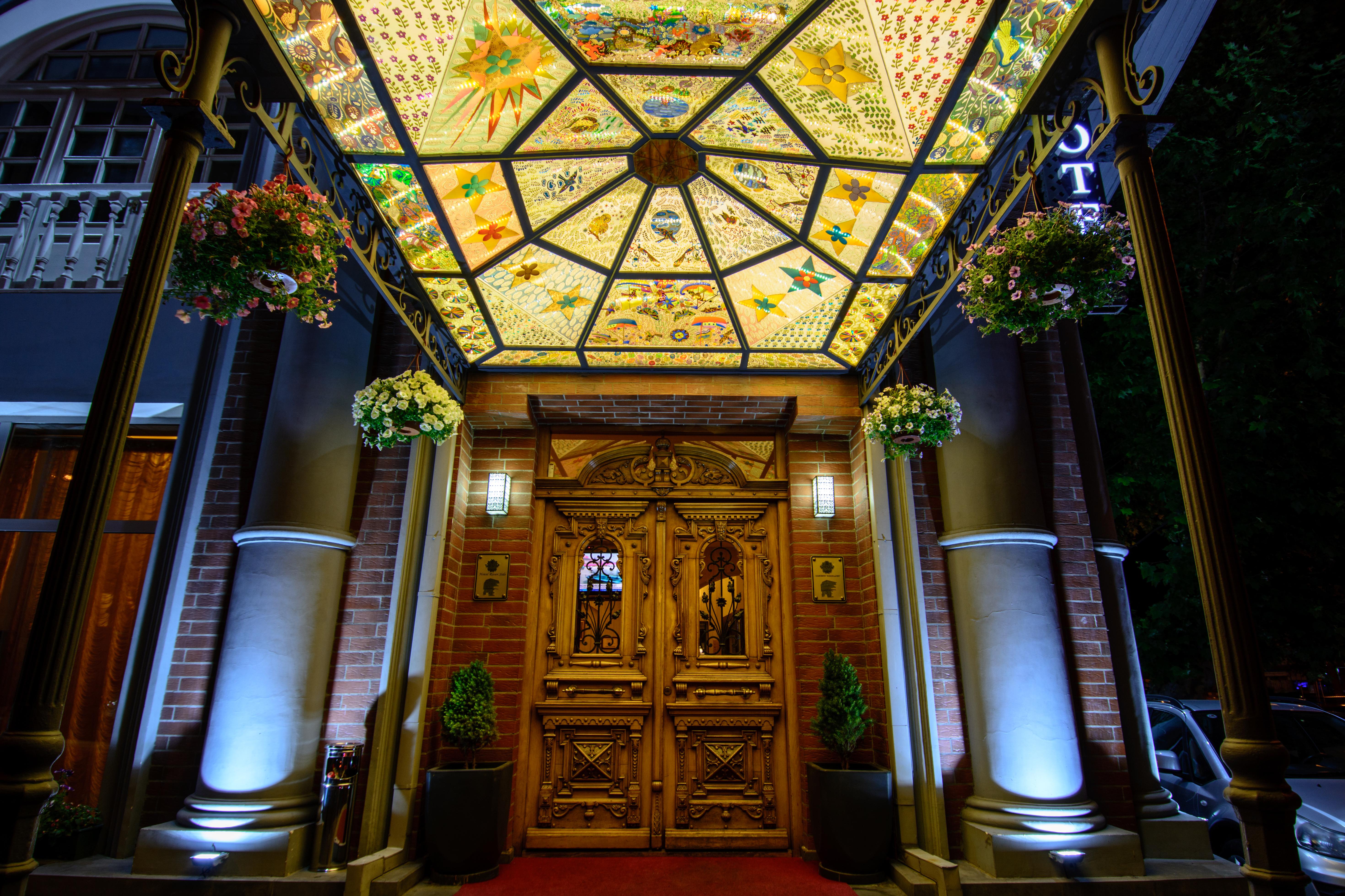 River Side Hotel Tbilisi Exterior foto Entrance to the hotel