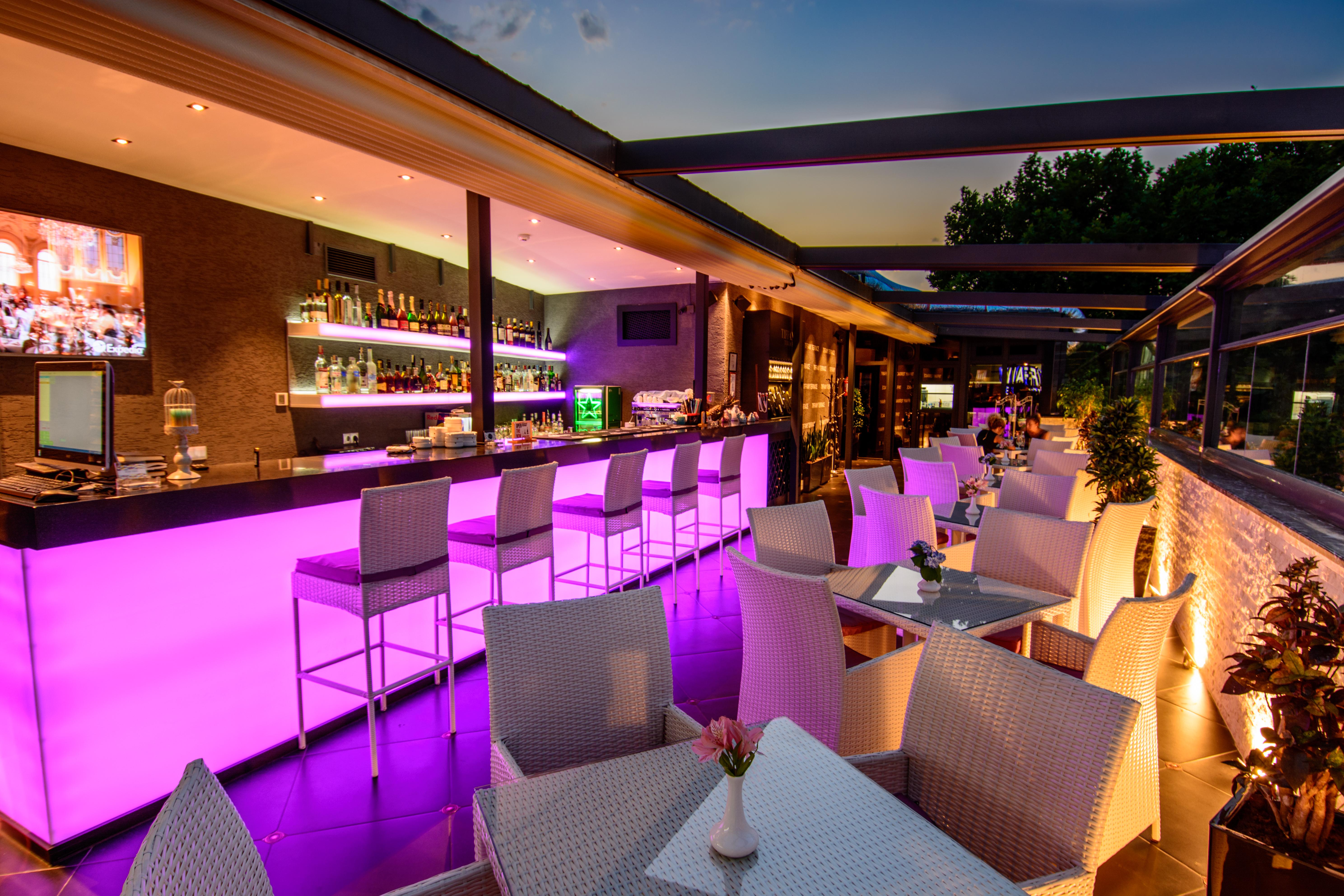 River Side Hotel Tbilisi Exterior foto The bar at the Sky Bar