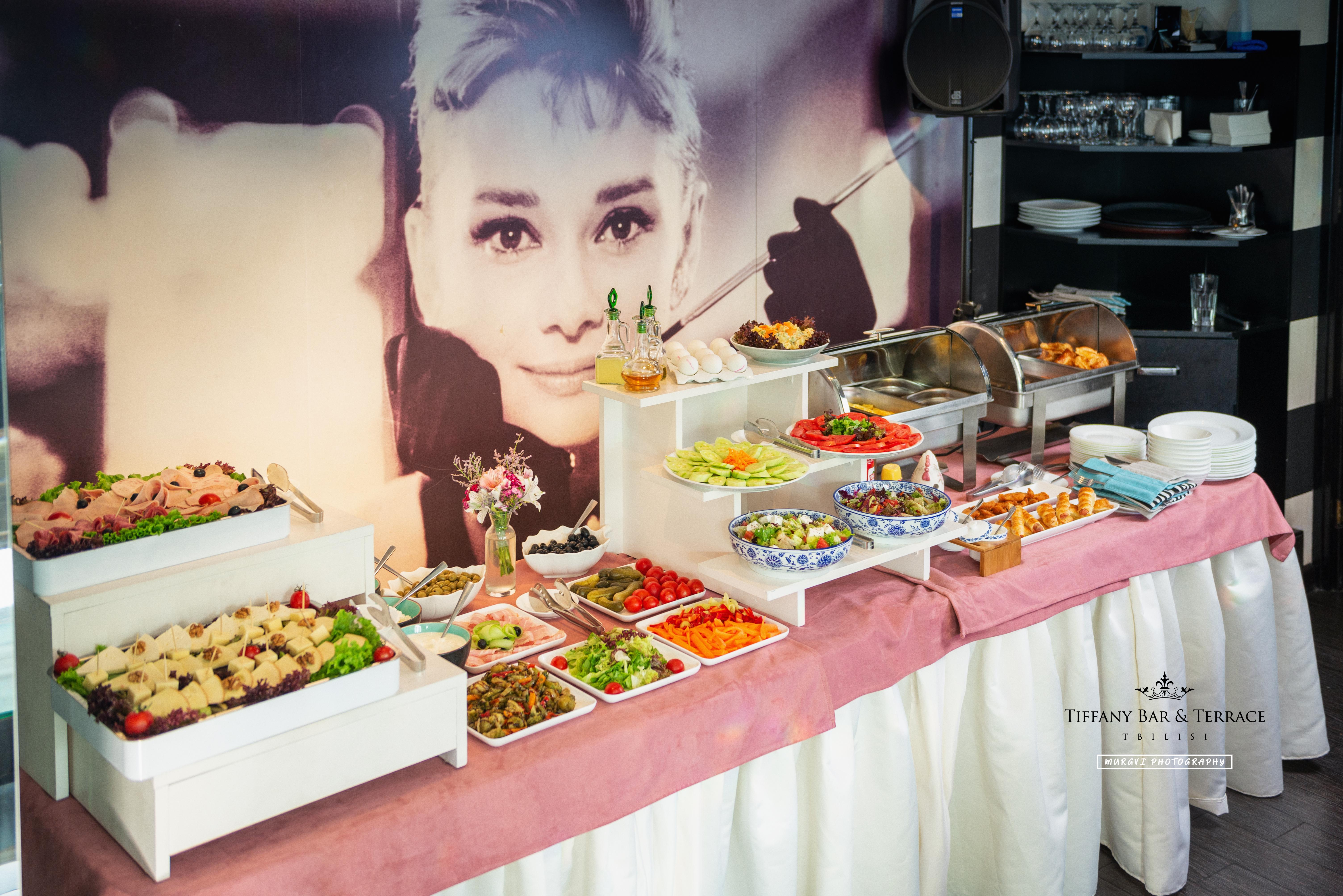 River Side Hotel Tbilisi Exterior foto A buffet