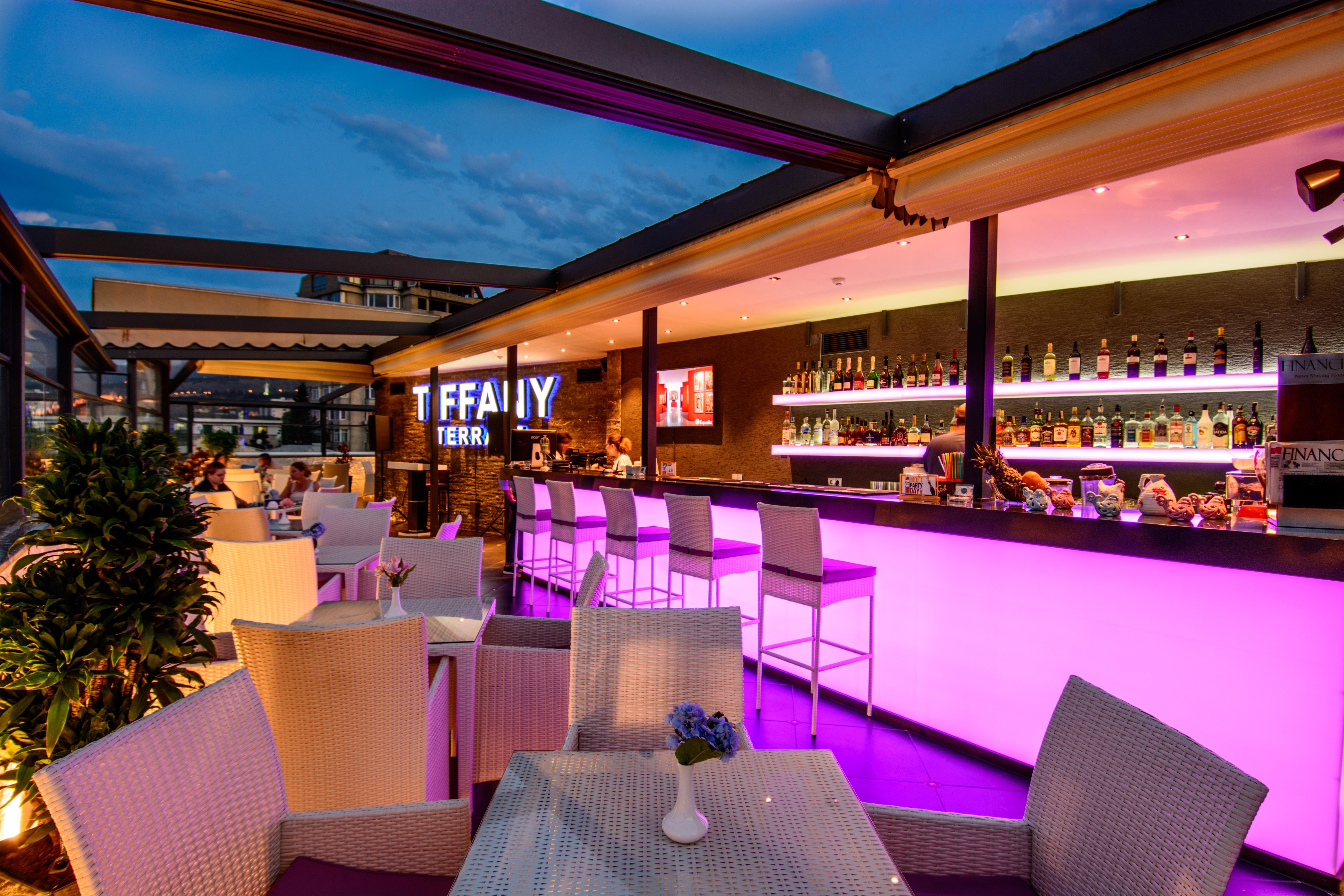 River Side Hotel Tbilisi Exterior foto The bar at the top of the hotel