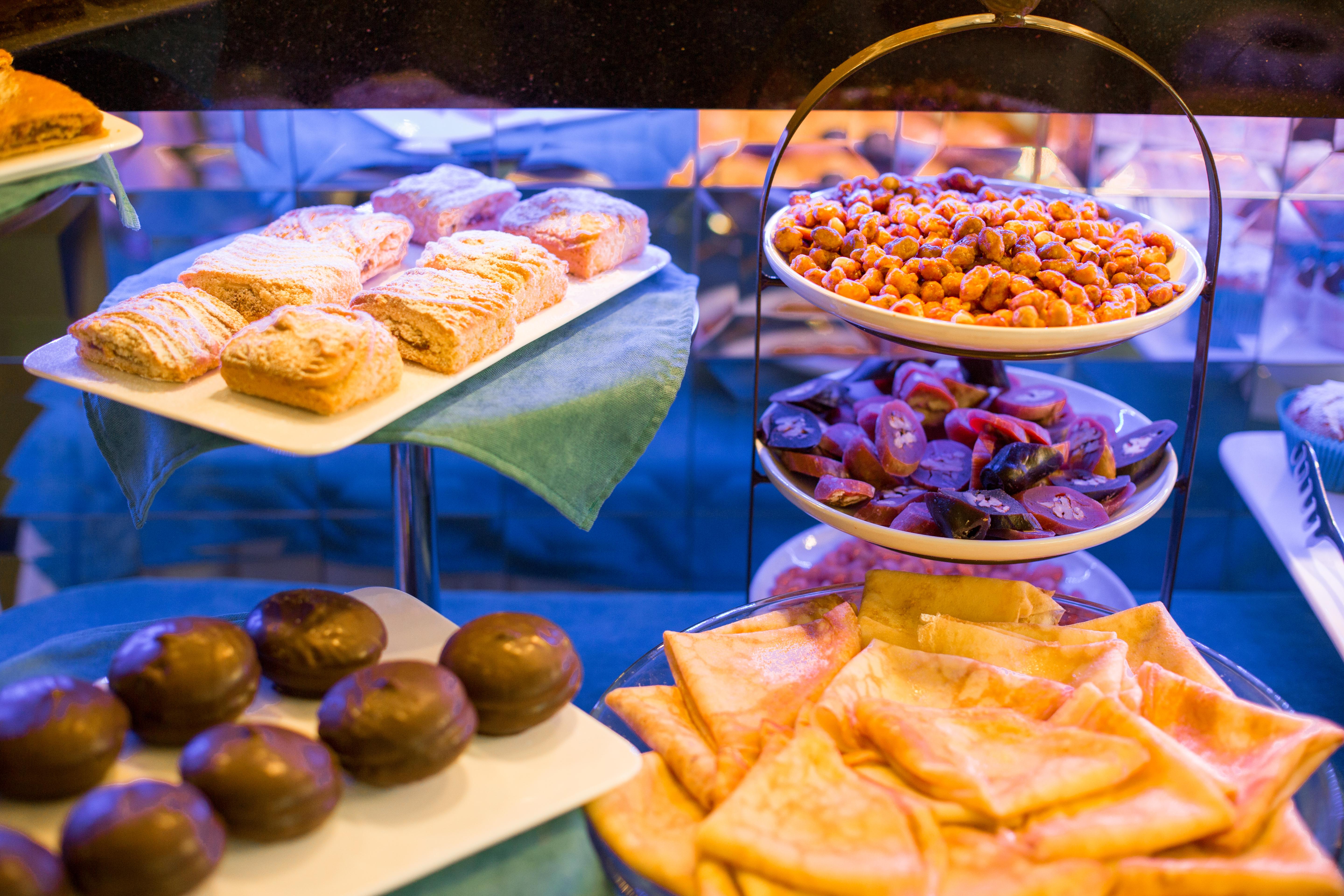 River Side Hotel Tbilisi Exterior foto A display of pastries and other snacks at a bakery in Madrid, Spain