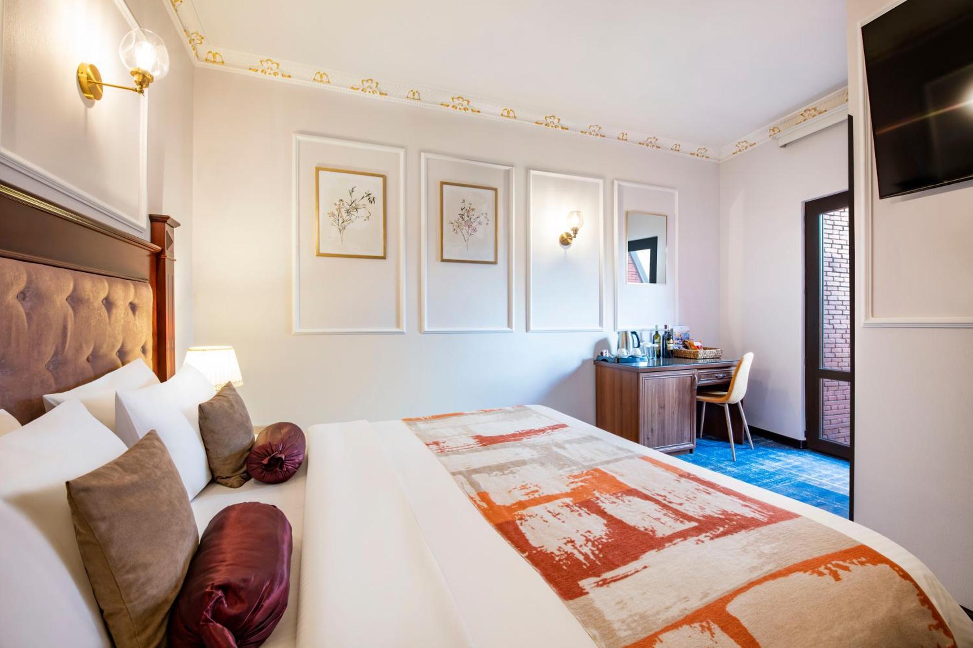 River Side Hotel Tbilisi Exterior foto A room at the hotel