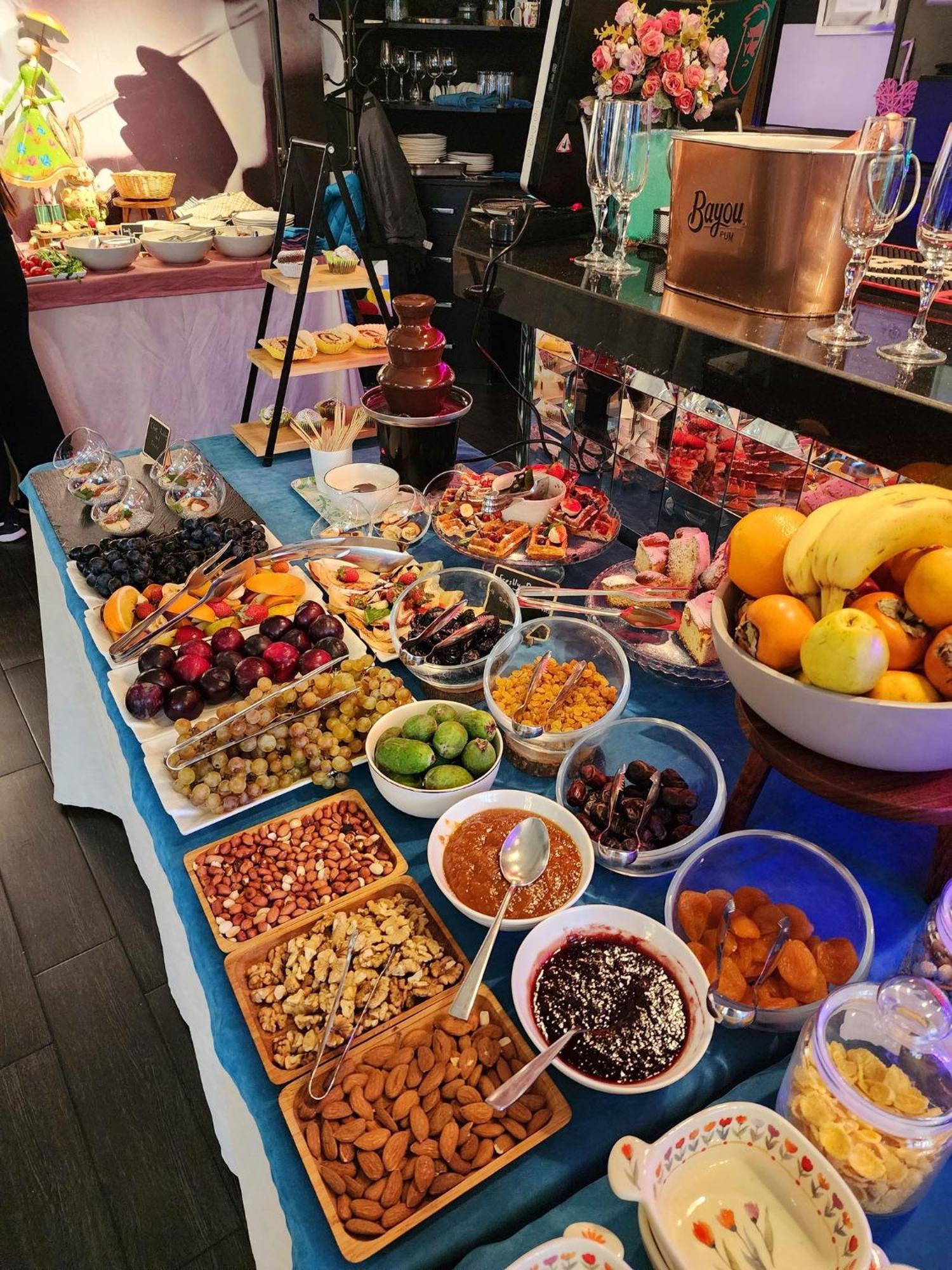 River Side Hotel Tbilisi Exterior foto A fruit salad bar